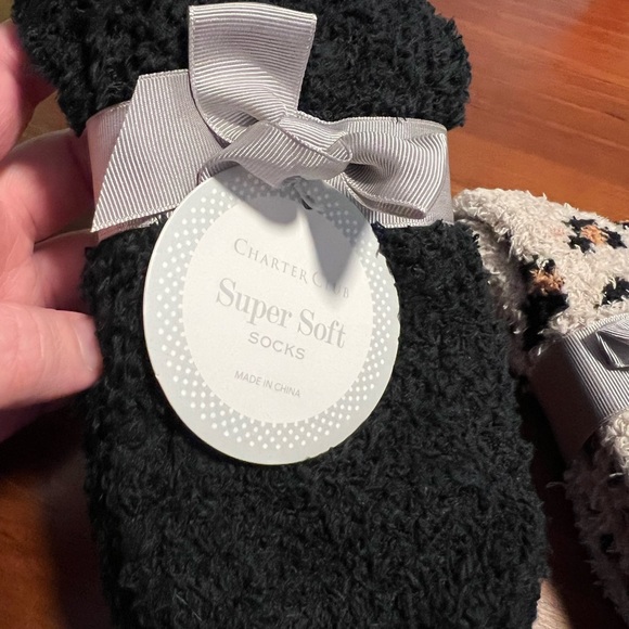 NWT fuzzy socks x 2 - Picture 2 of 7